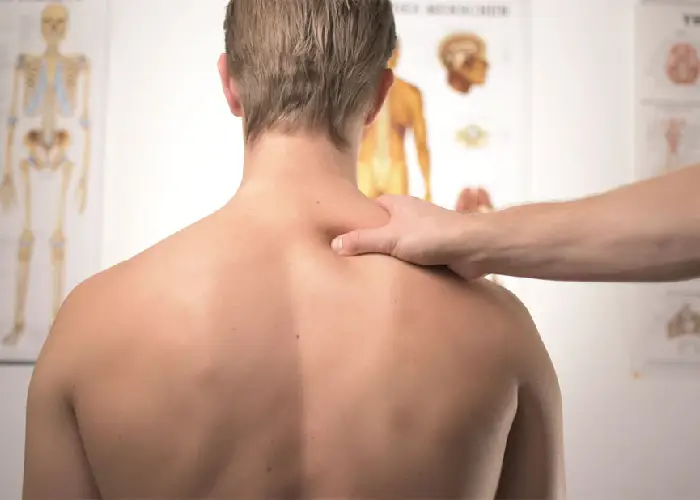 commercial-plumbing Chiropractor assessing a patient’s upper back and shoulder to identify the source of shoulder pain